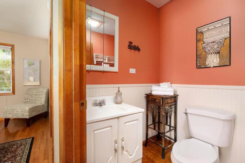 Holiday home Chestnut Hill Retreat-spacious-3 Miles To Downtown *