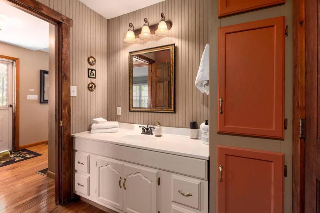 Holiday home Chestnut Hill Retreat-spacious-3 Miles To Downtown